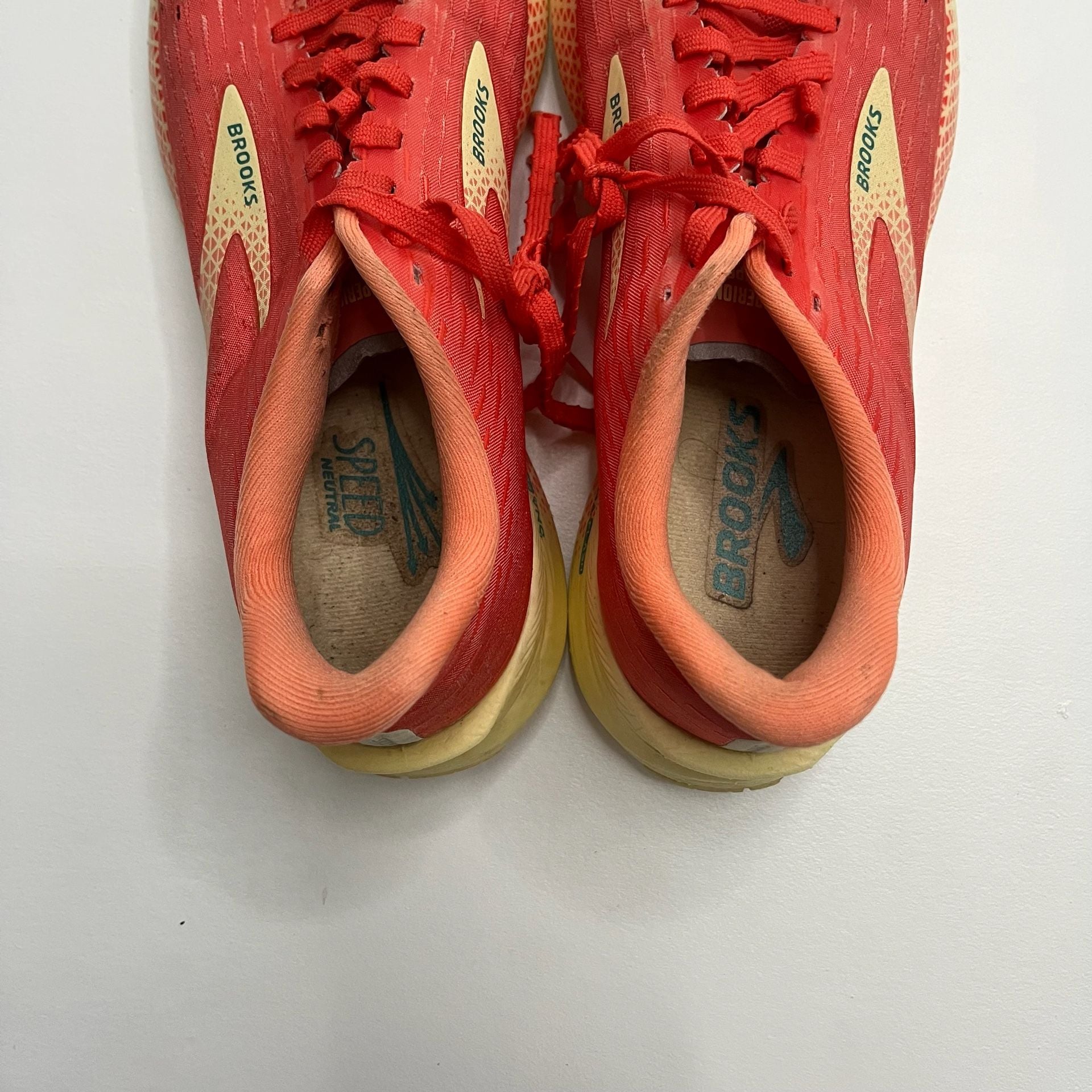 Brooks Hyperion Tempo Size 9.5 Coral Yellow Running Shoes 7
