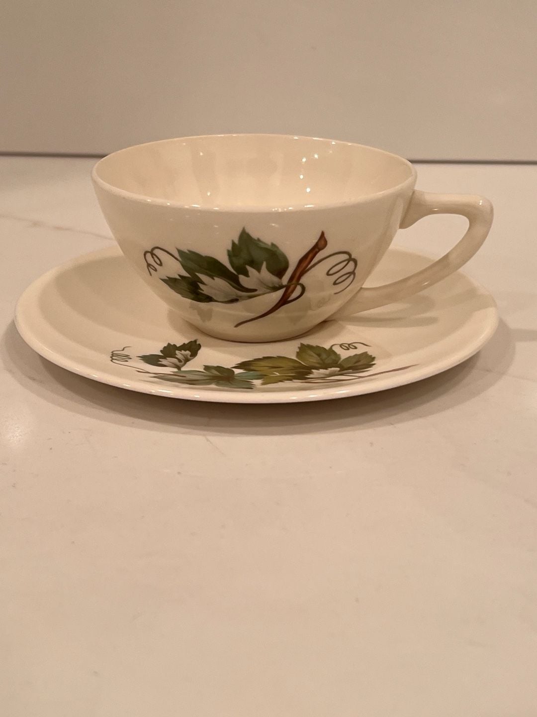 Vintage Grapevine Edwin Knowles set of 4 Cream Teacup/Saucer 1