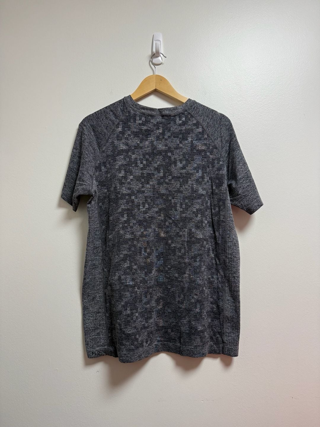 Lululemon FL2 Men's Gray Pixel Camo Seamless Workout Athletic T-Shirt 3