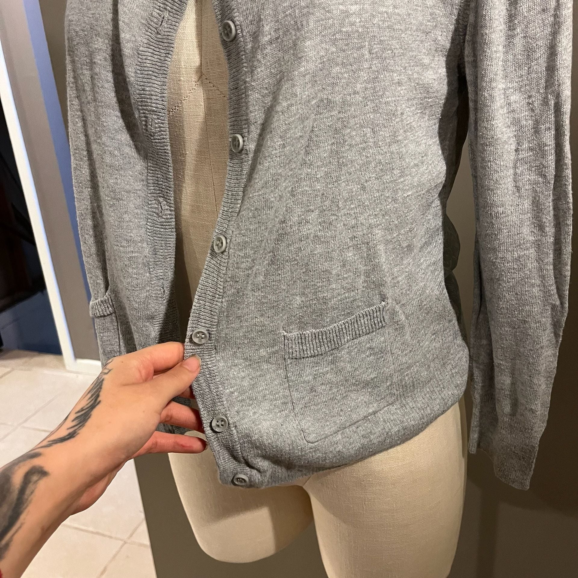 Aeropostale Cardigan Sweater Size M Gray Button Down Pockets Floral Mesh Back 8