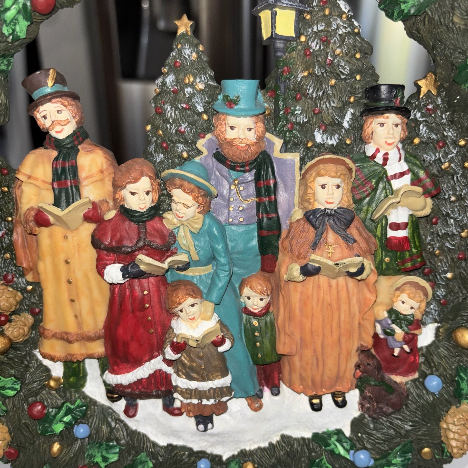 Vintage Brinn's Caroler Wreath Christmas Wall Hanging Resin 12” 3