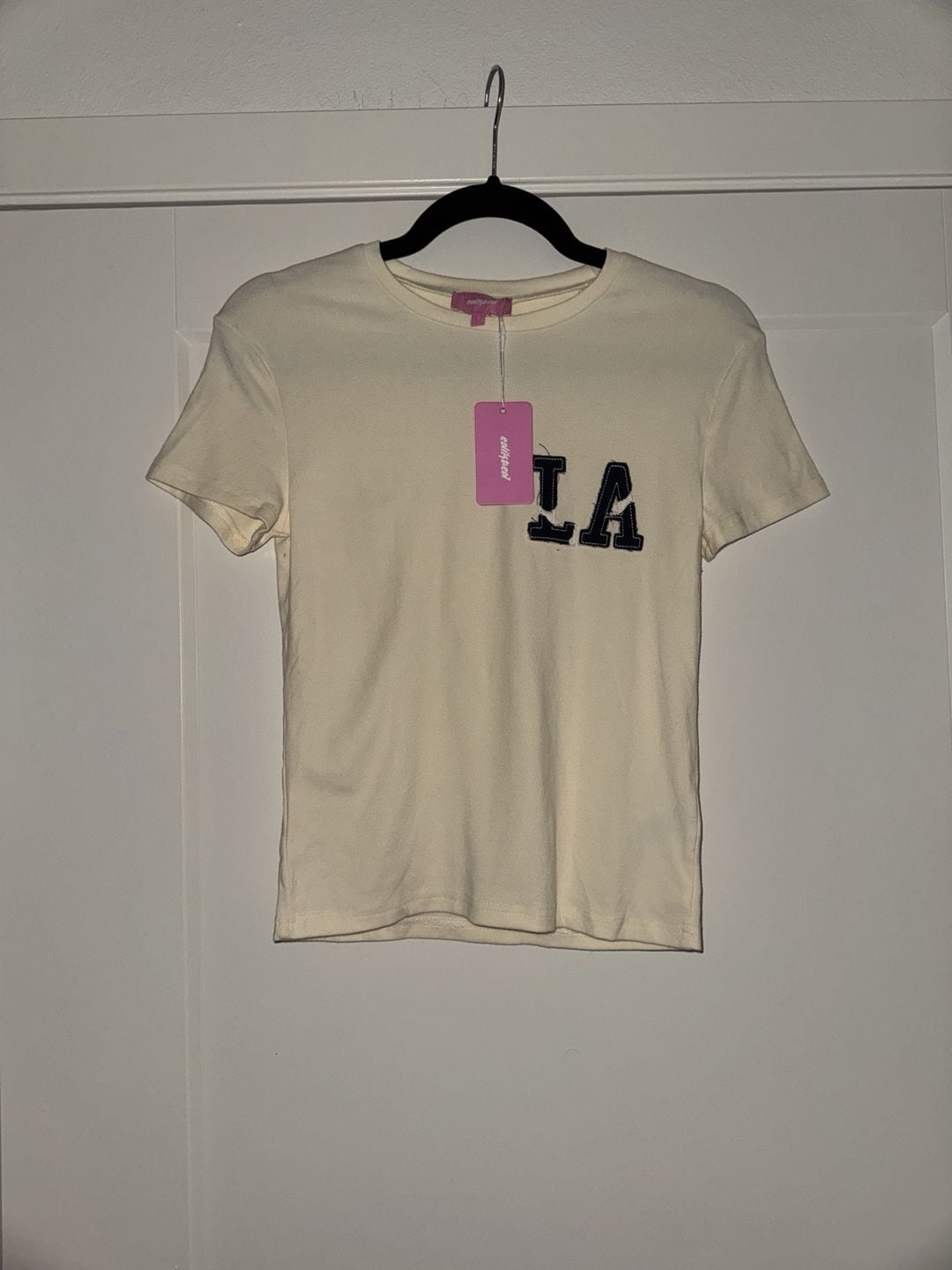 Edikted Cali Babe T-Shirt Cream LA Patch 2