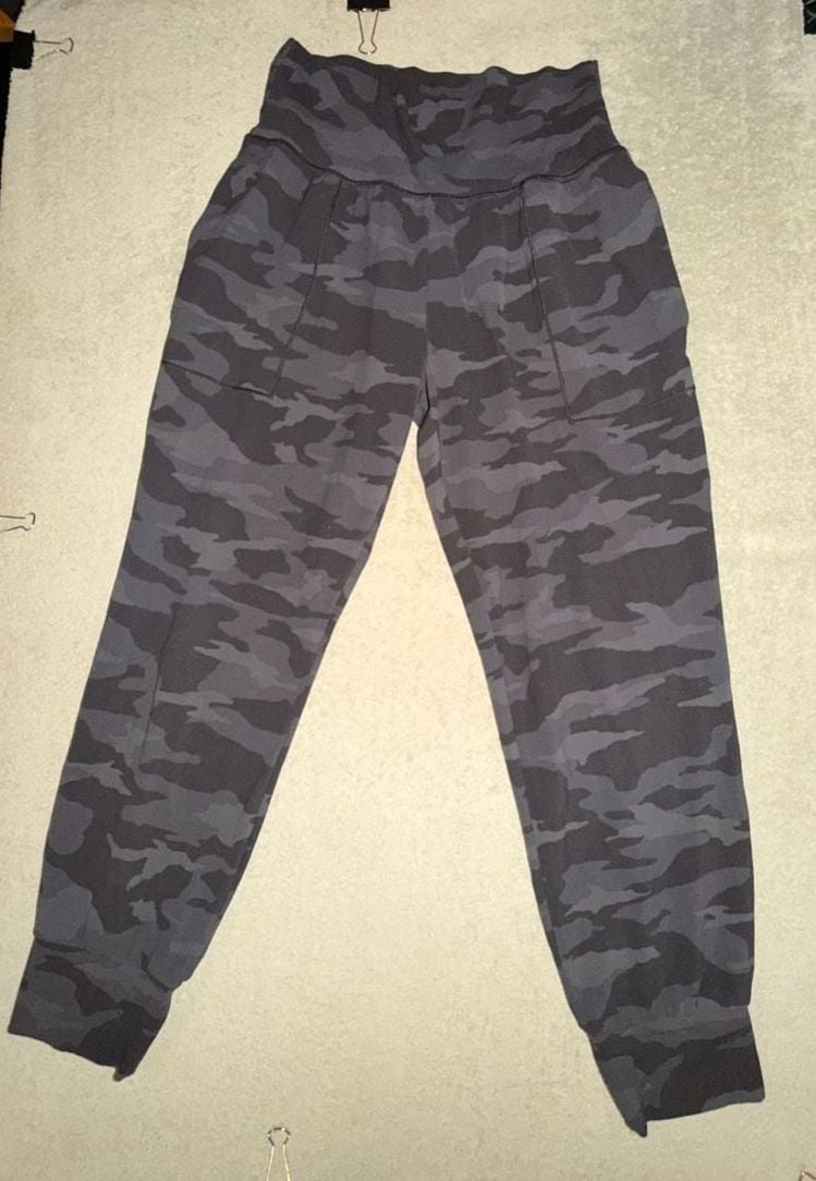 Athleta Salutation Jogger Gray Camo Joggers Small 2