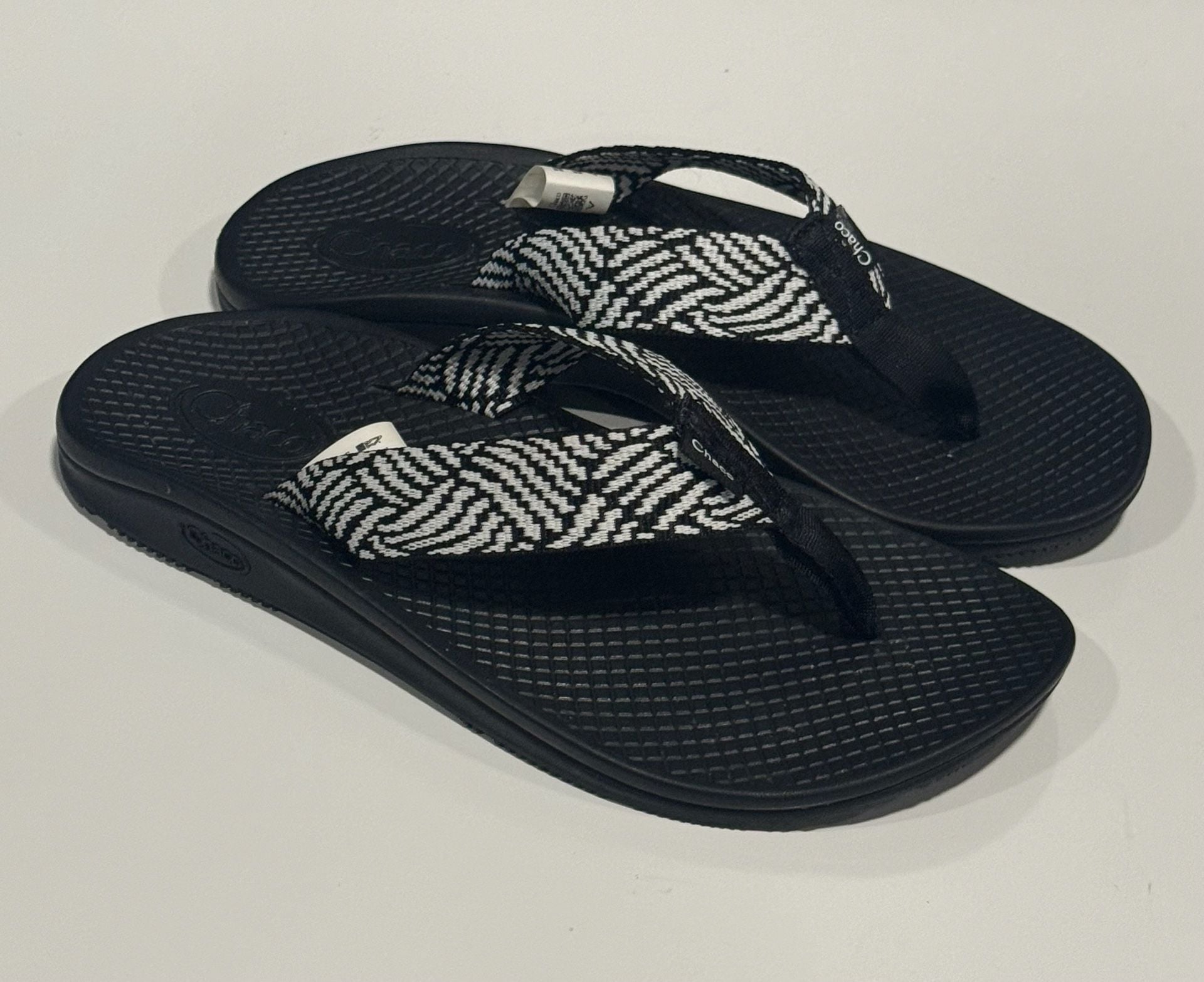 Chaco Classic Flip Flops Size 6 Everley Black White Sandals 2