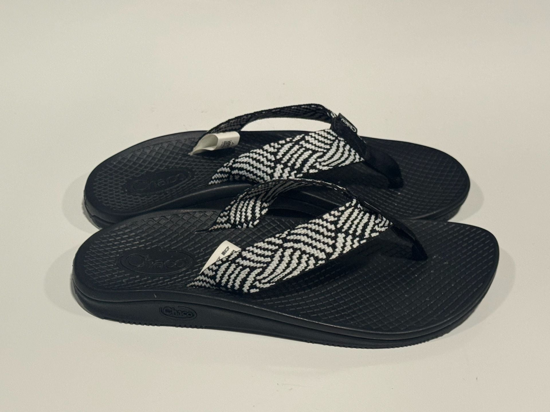 Chaco Classic Flip Flops Size 6 Everley Black White Sandals 3