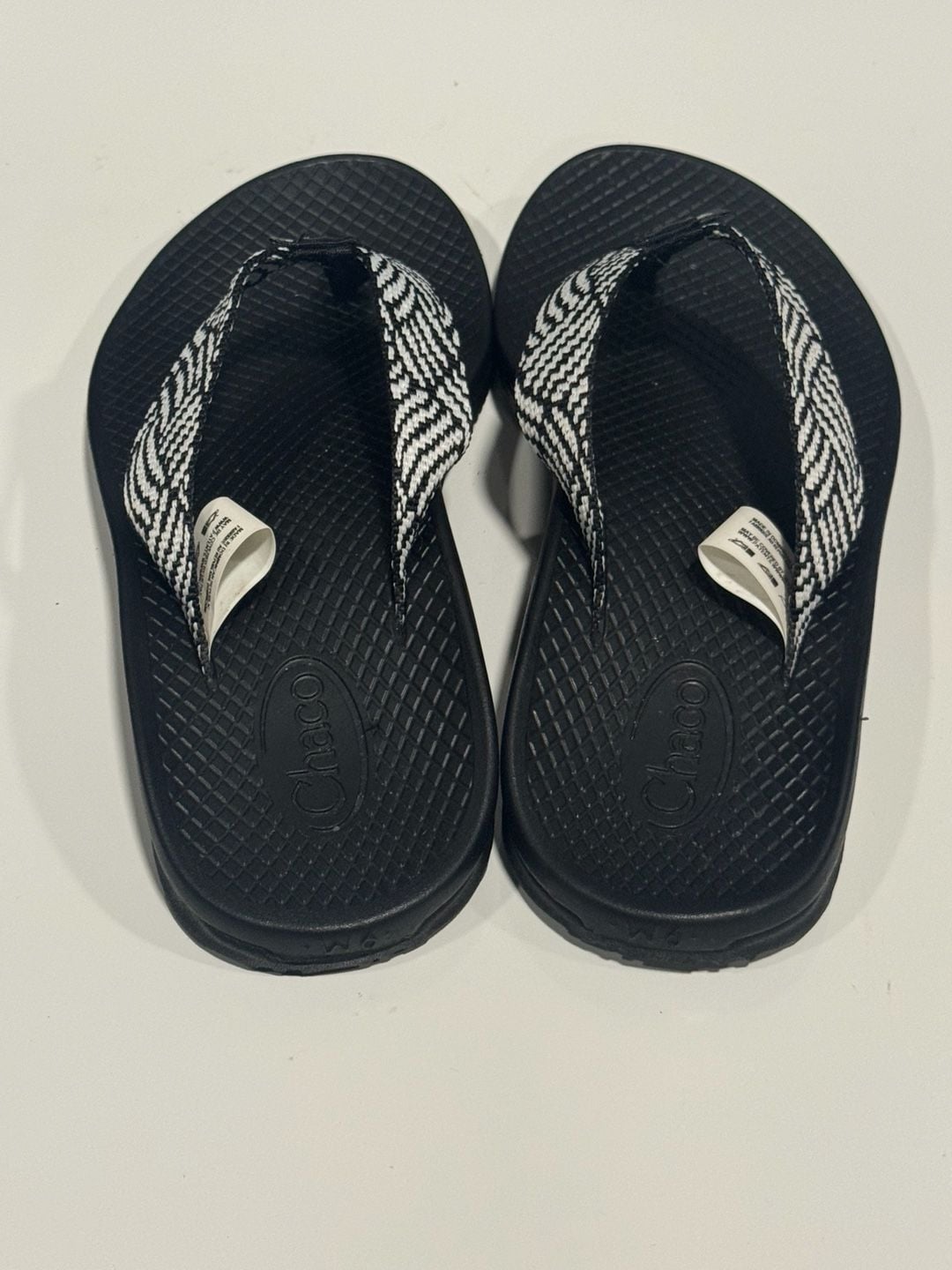 Chaco Classic Flip Flops Size 6 Everley Black White Sandals 4