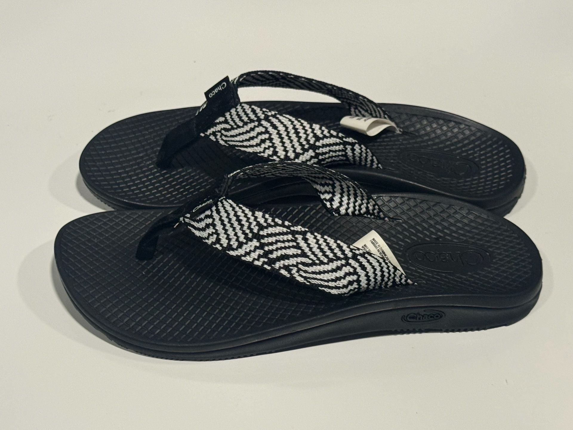 Chaco Classic Flip Flops Size 6 Everley Black White Sandals 7