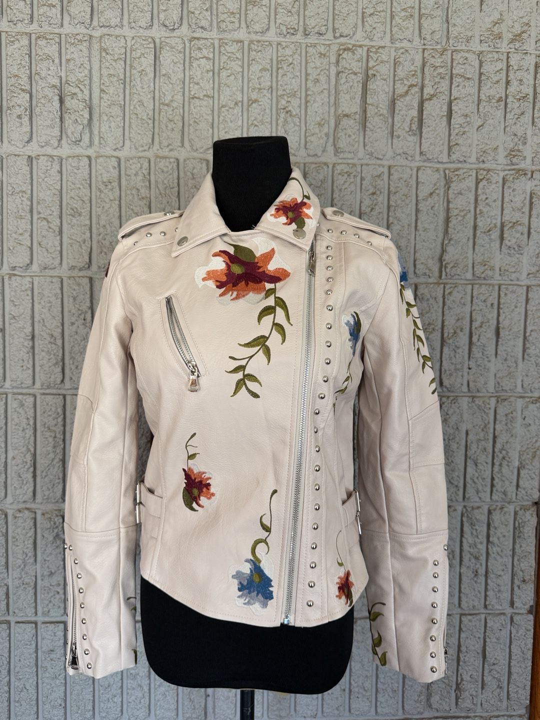 899 Yilanuoyi Floral Embroidery Studded Moto Jacket 2