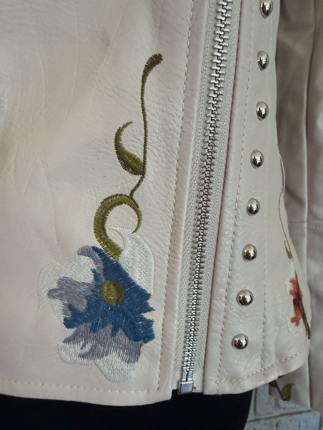899 Yilanuoyi Floral Embroidery Studded Moto Jacket 4