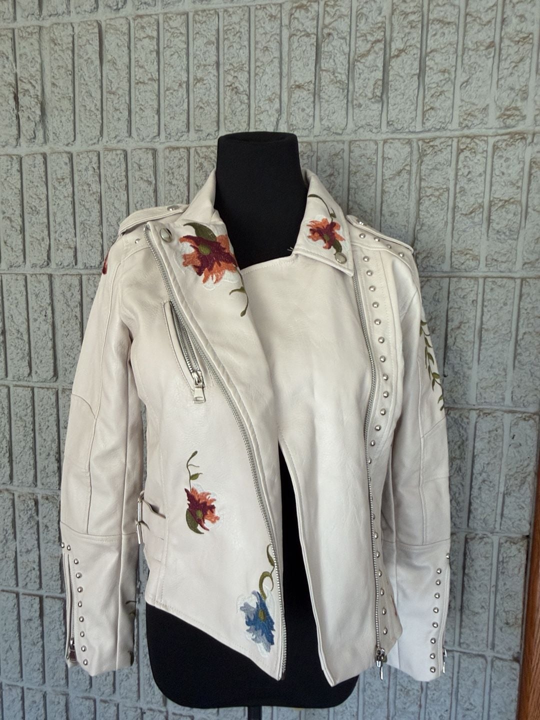 899 Yilanuoyi Floral Embroidery Studded Moto Jacket 12