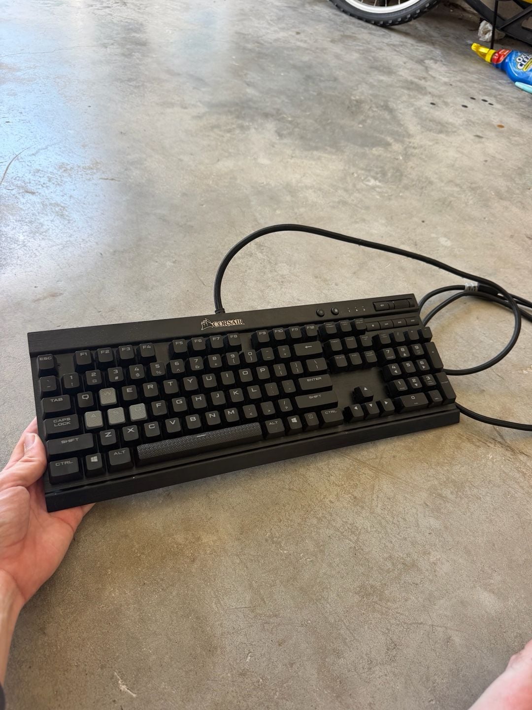 Corsair K70 Mechanical Gaming Keyboard Cherry MX Blue Switches 1