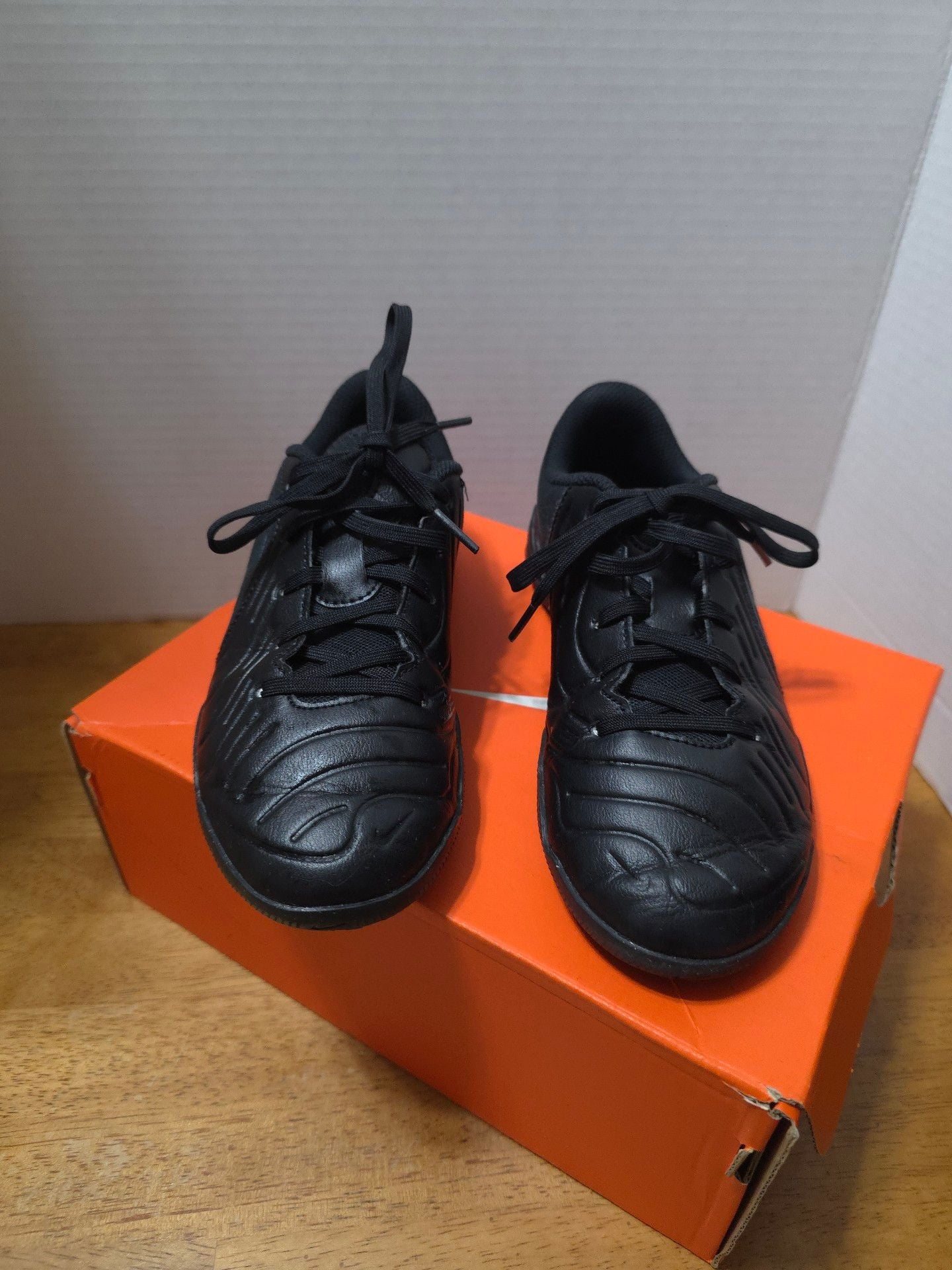 Nike Jr Legend 10 Club IC Size 2.5Y Black Soccer Shoes 3