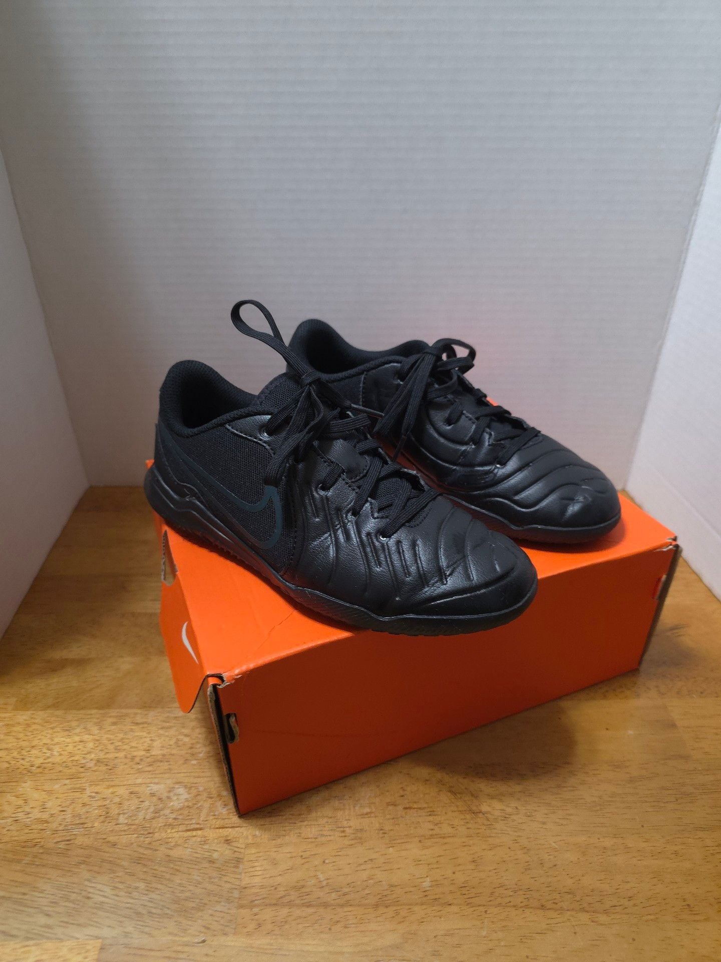 Nike Jr Legend 10 Club IC Size 2.5Y Black Soccer Shoes 4