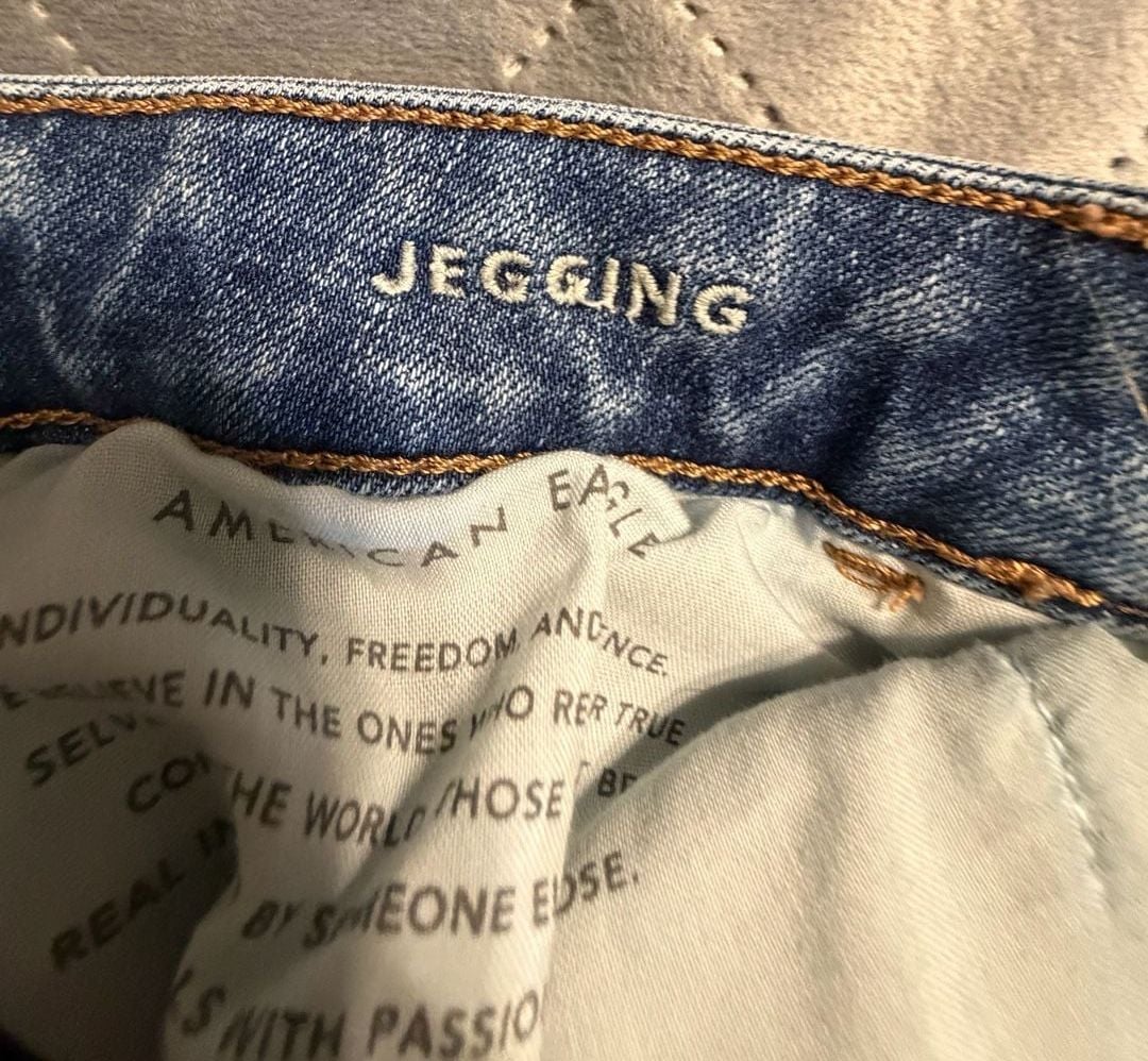 American Eagle Super Stretch Jegging Size 4 Regular Distressed Denim 7