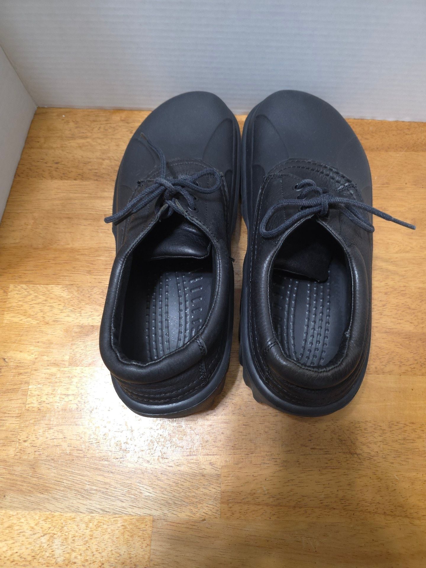 Crocs Axle Low Black Leather Shoes 7