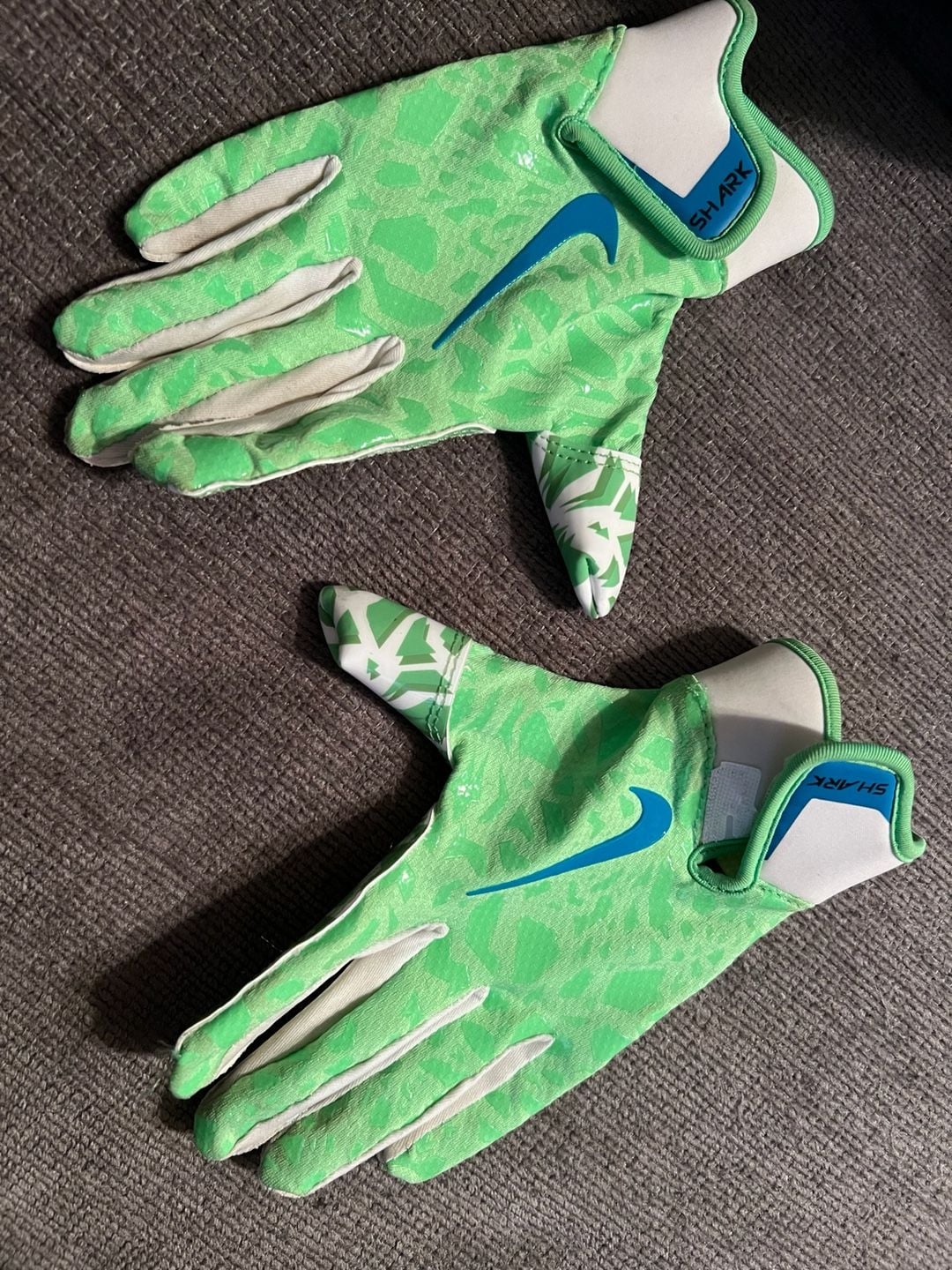 Nike Shark 2.0 Football Gloves Green White 2
