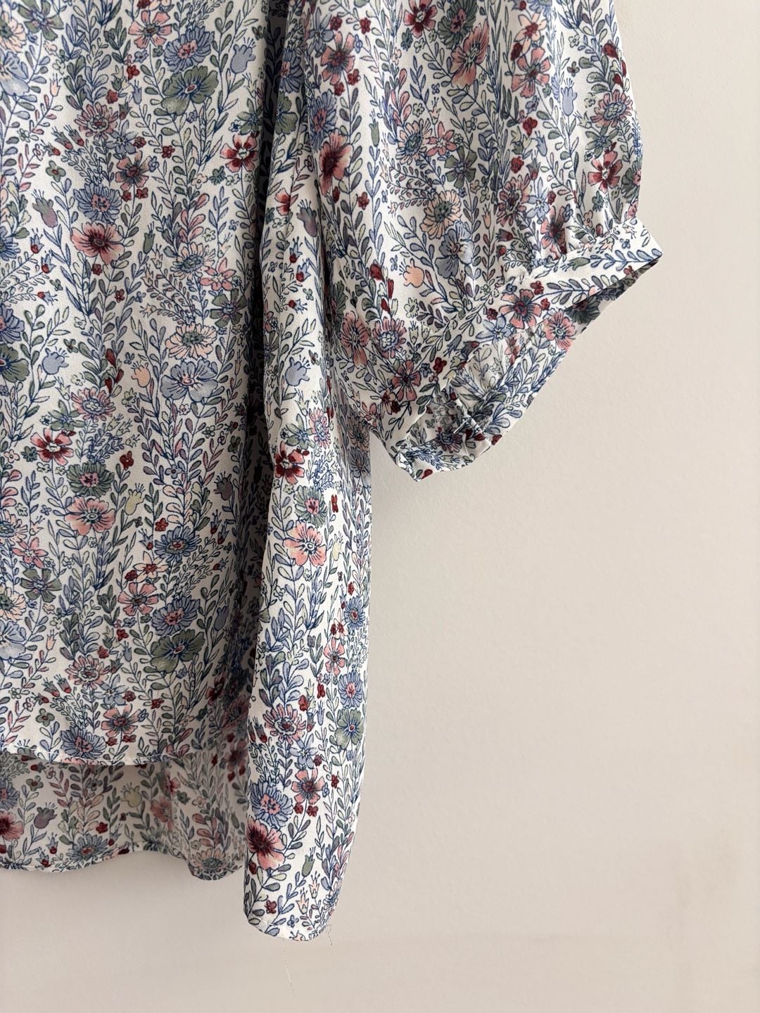 Rose + Olive Floral Blouse Size 1X White Blue Pink Smocked V-Neck Tunic 3