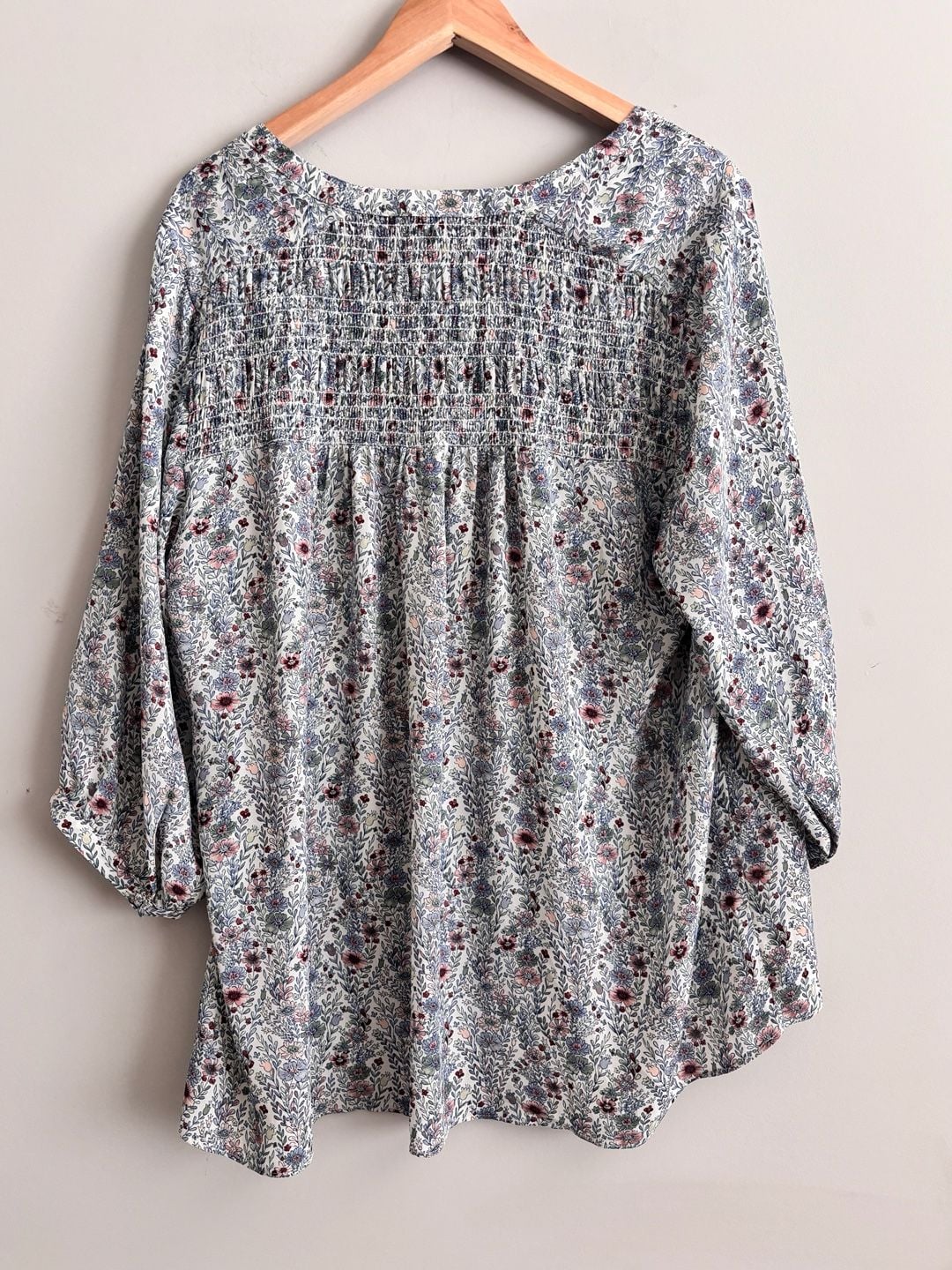 Rose + Olive Floral Blouse Size 1X White Blue Pink Smocked V-Neck Tunic 7
