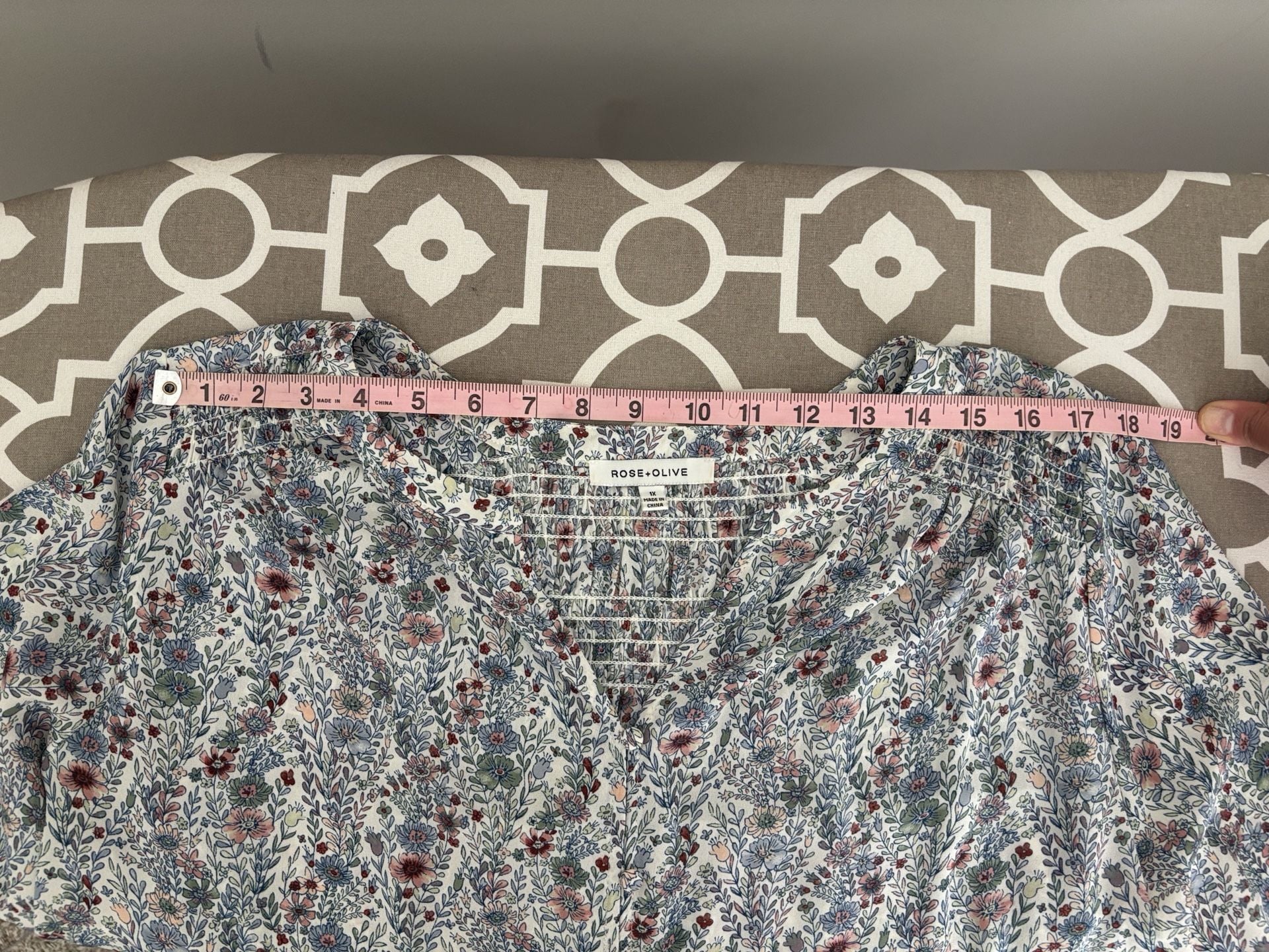 Rose + Olive Floral Blouse Size 1X White Blue Pink Smocked V-Neck Tunic 8
