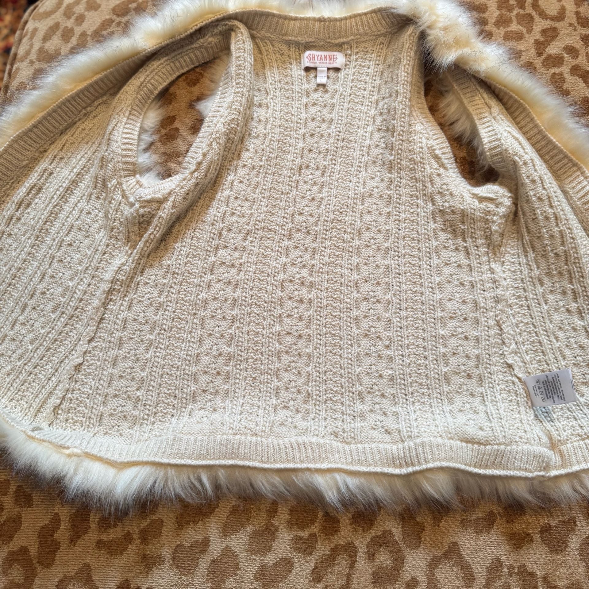 Shyanne Women’s L Cream Cable Knit Faux Fur Vest Western Cowgirl NWOT 9