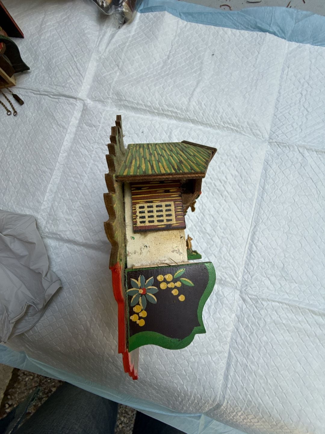 Vintage Hand Painted German Black Forest Chalet Cuckoo Clock. 4