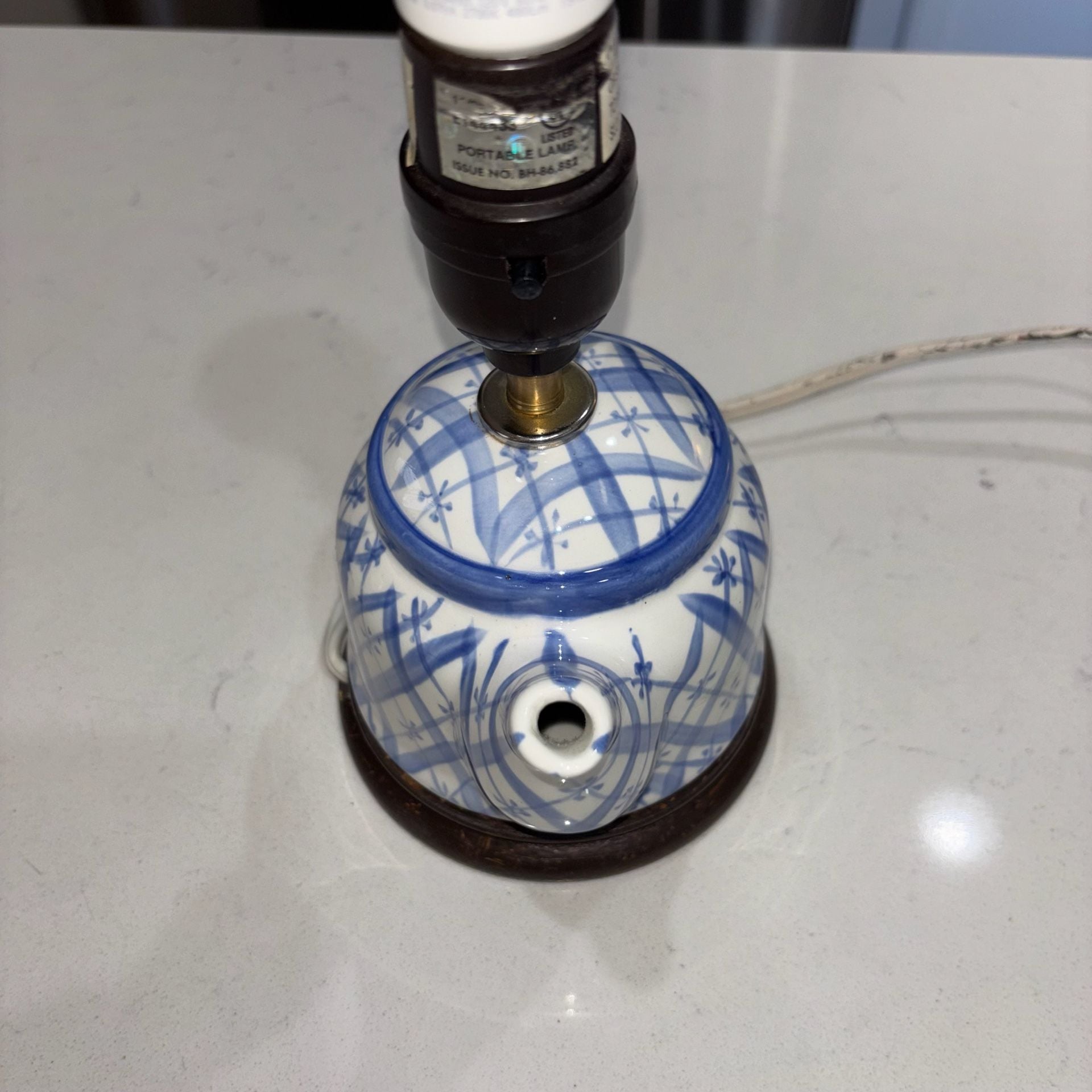 Vintage Ceramic Teapot Lamp Blue White Plaid Pattern Wood Base 8” 7