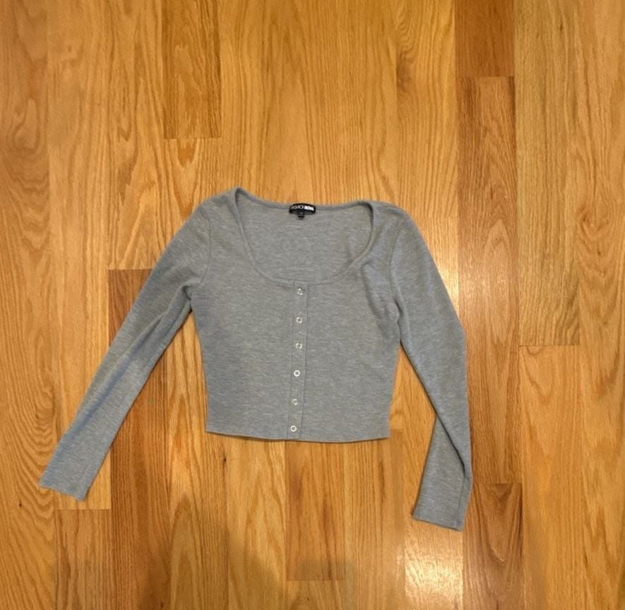 Fashion Nova Waffle Knit Button Up Top Size XL Gray
Runs small 2