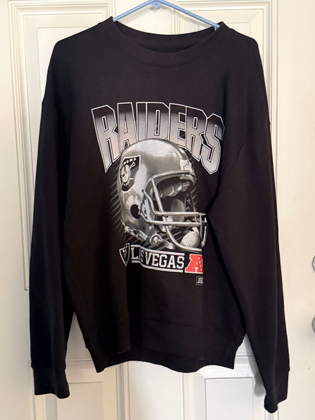 NFL Team Apparel Las Vegas Raiders Sweatshirt Size L Black Helmet Graphic 2