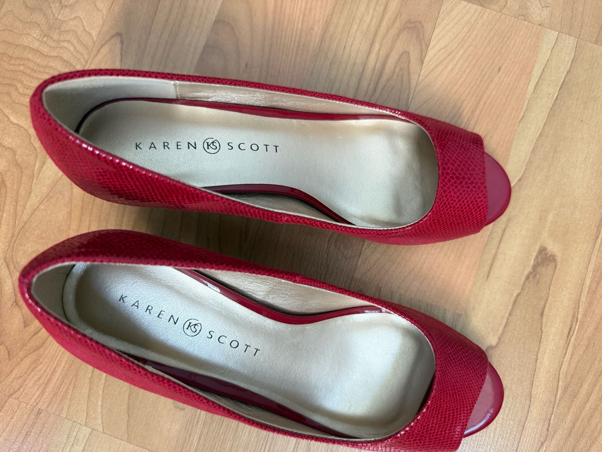 Karen Scott Mory Open Toe Pumps Red Textured 3