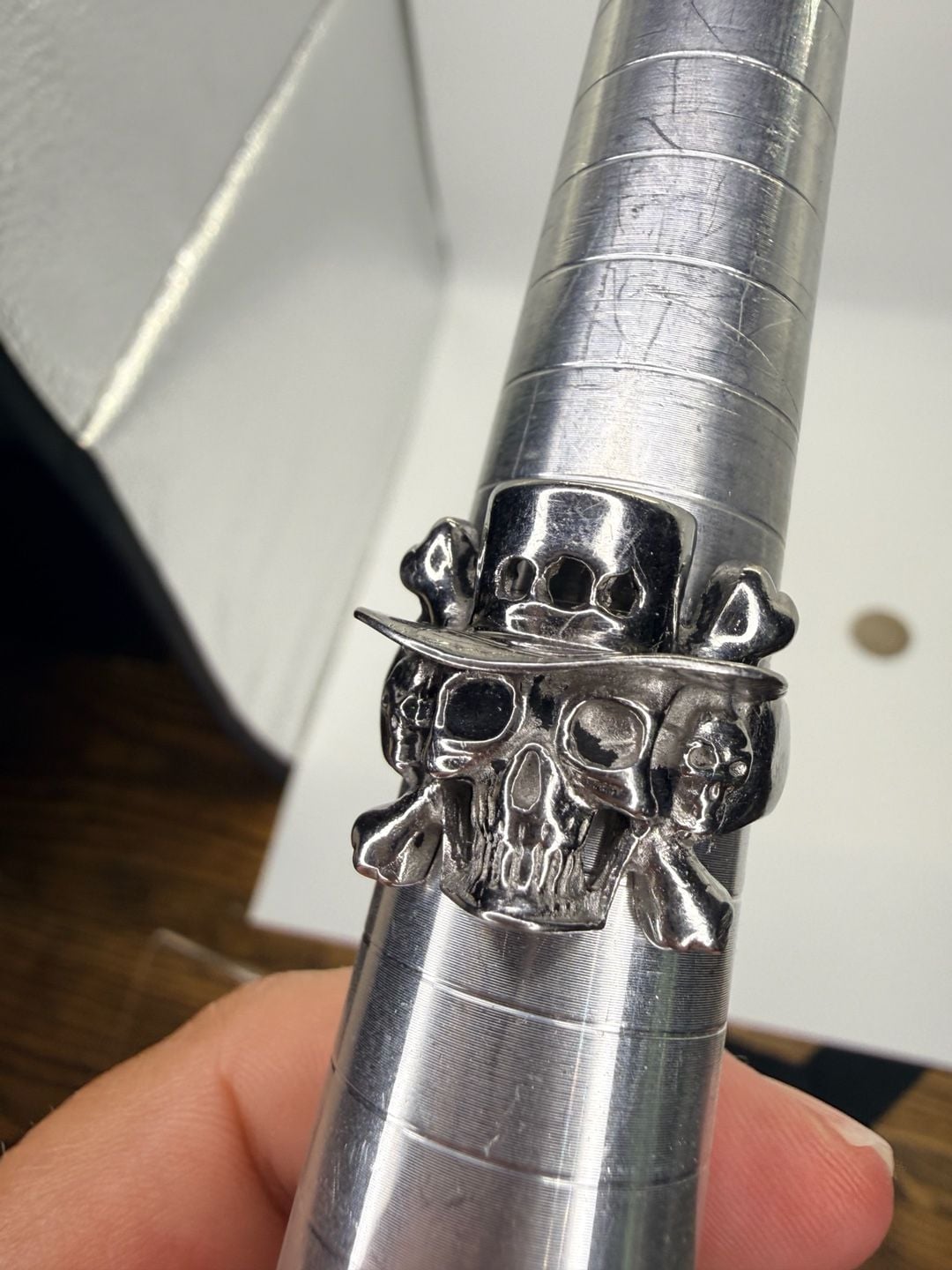 Unbranded Skull And Crossbones Top Hat Ring Size 9.5 1