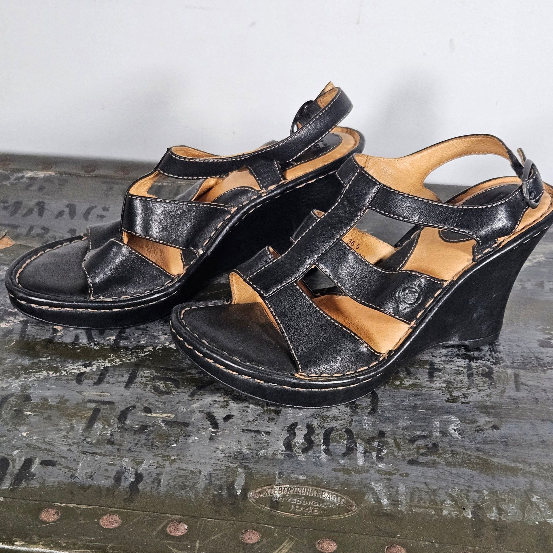 Born Wedge Sandals Size 6 Black Leather 4