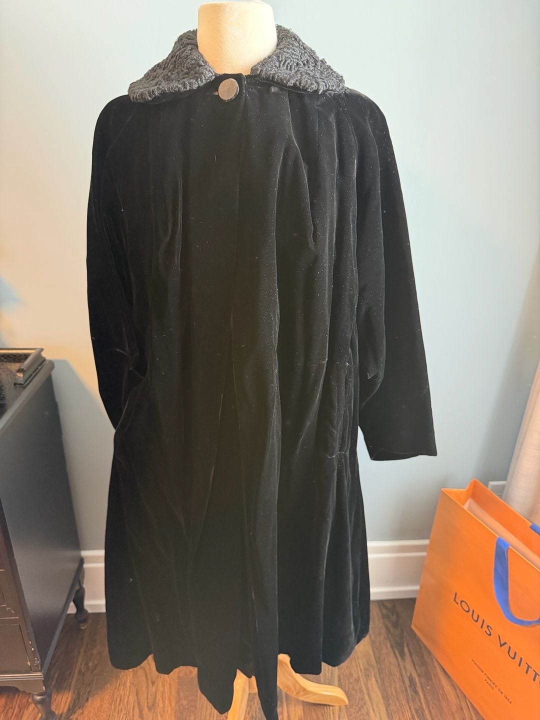 Hengerer's 1950s Vintage Black Velvet Swing Coat Fur Collar 2