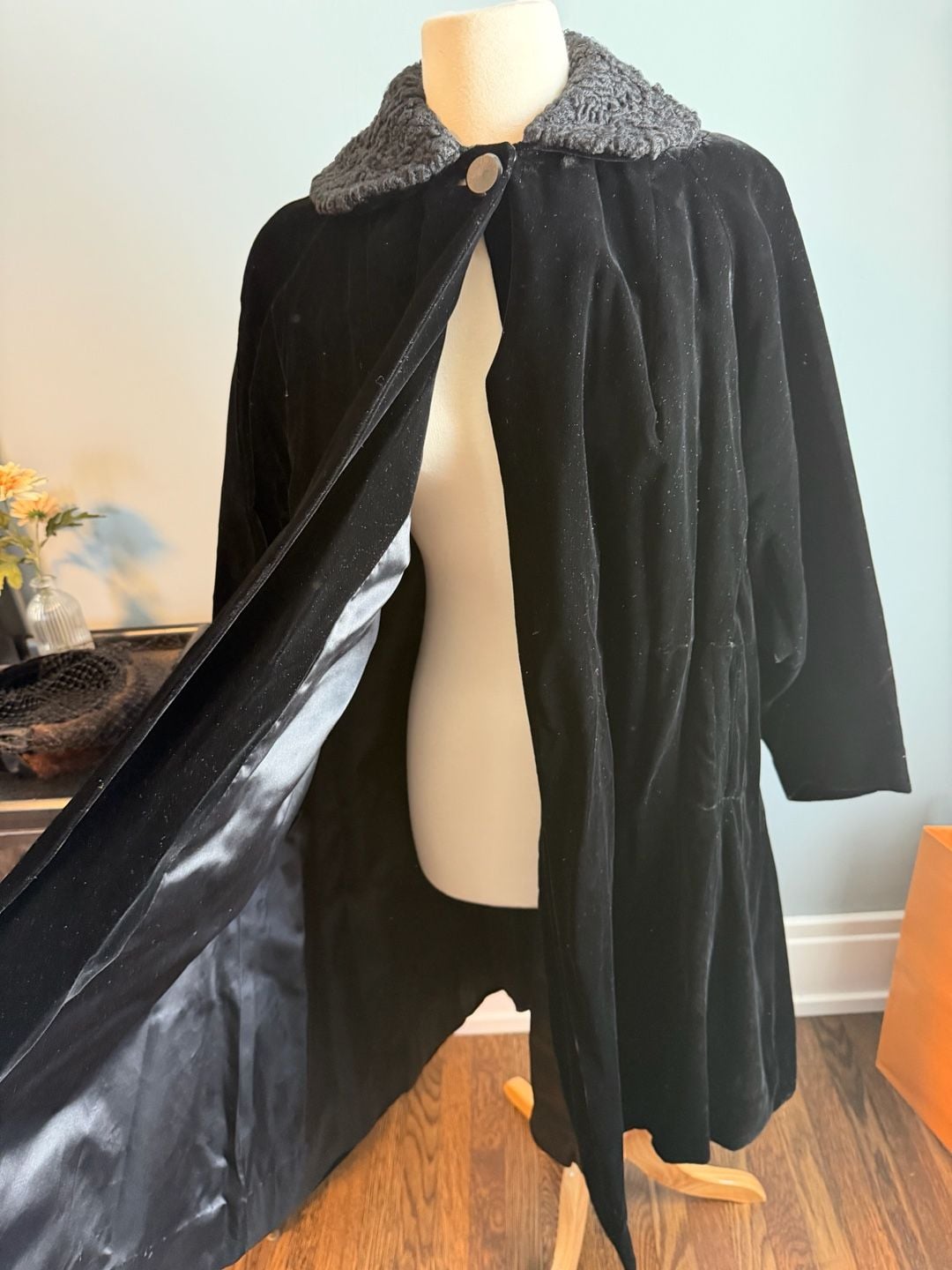 Hengerer's 1950s Vintage Black Velvet Swing Coat Fur Collar 3