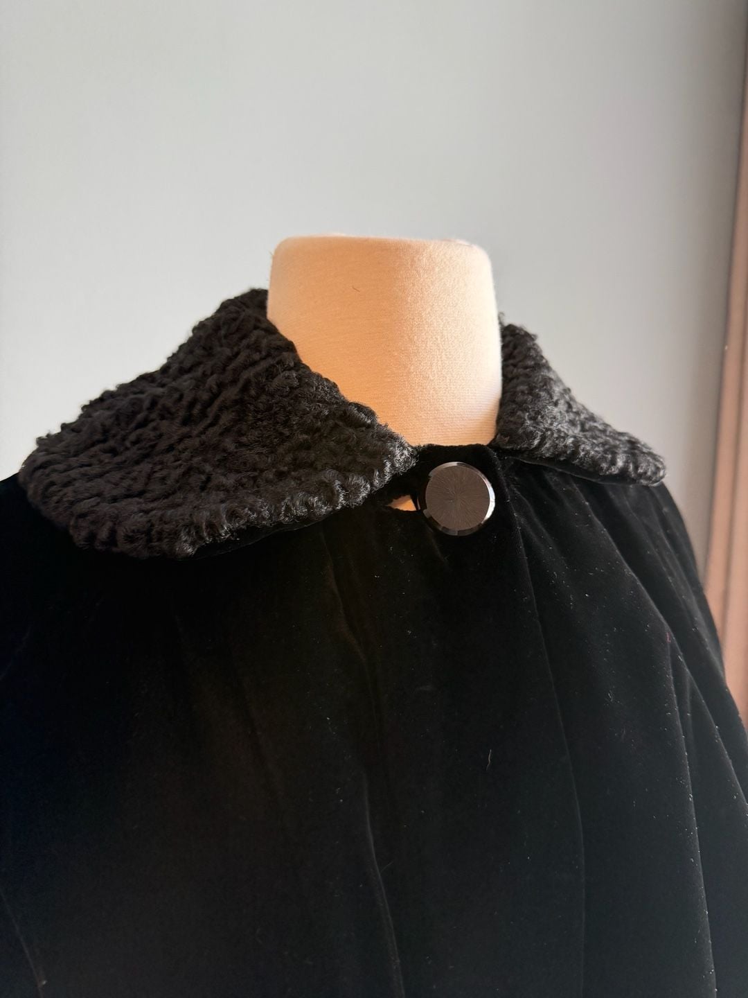 Hengerer's 1950s Vintage Black Velvet Swing Coat Fur Collar 4