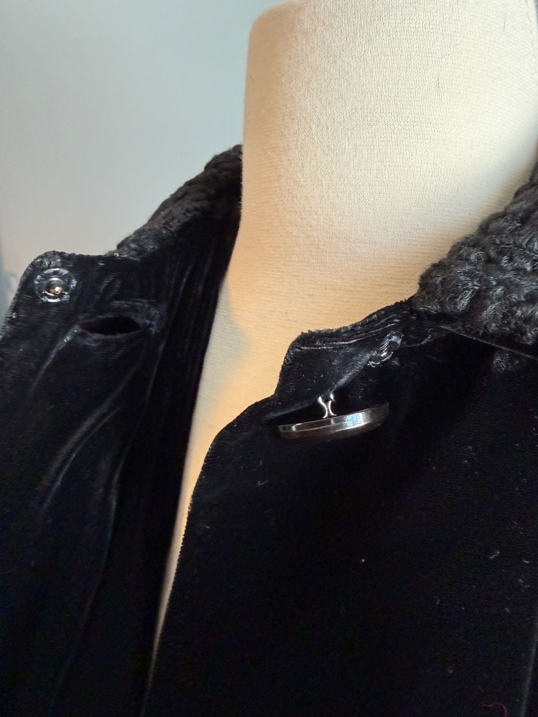 Hengerer's 1950s Vintage Black Velvet Swing Coat Fur Collar 5