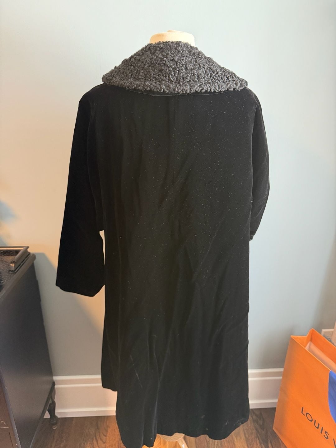 Hengerer's 1950s Vintage Black Velvet Swing Coat Fur Collar 6