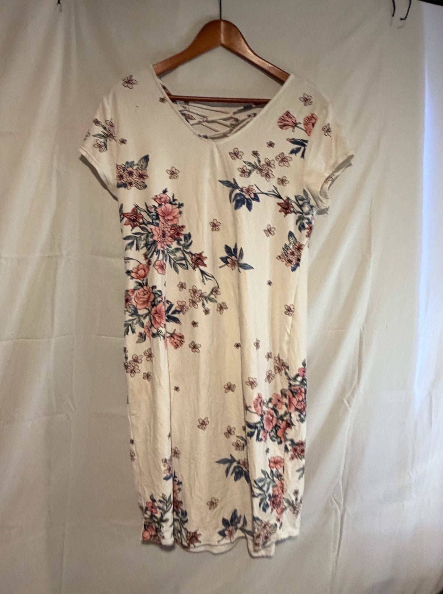No Boundaries Floral T-Shirt Dress Size XXXL/3XG White Lace-Up Back 4