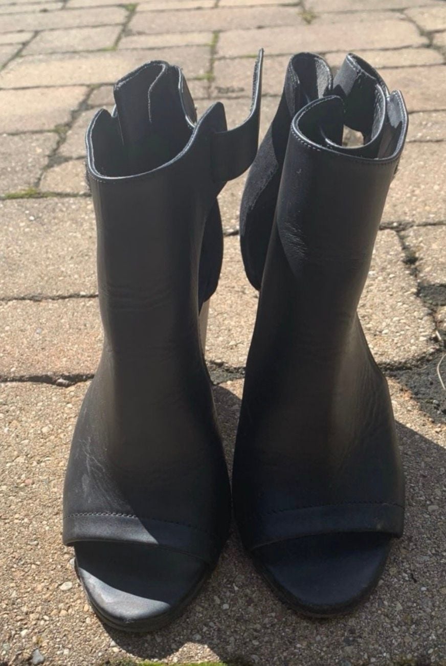 Vince Black Wedge Open Toe Heels 7.5 4