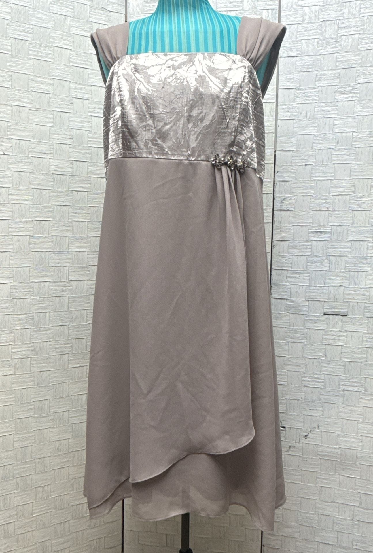 Le Bos Dress Size 16 Grey Chiffon Rhinestone Formal 2
