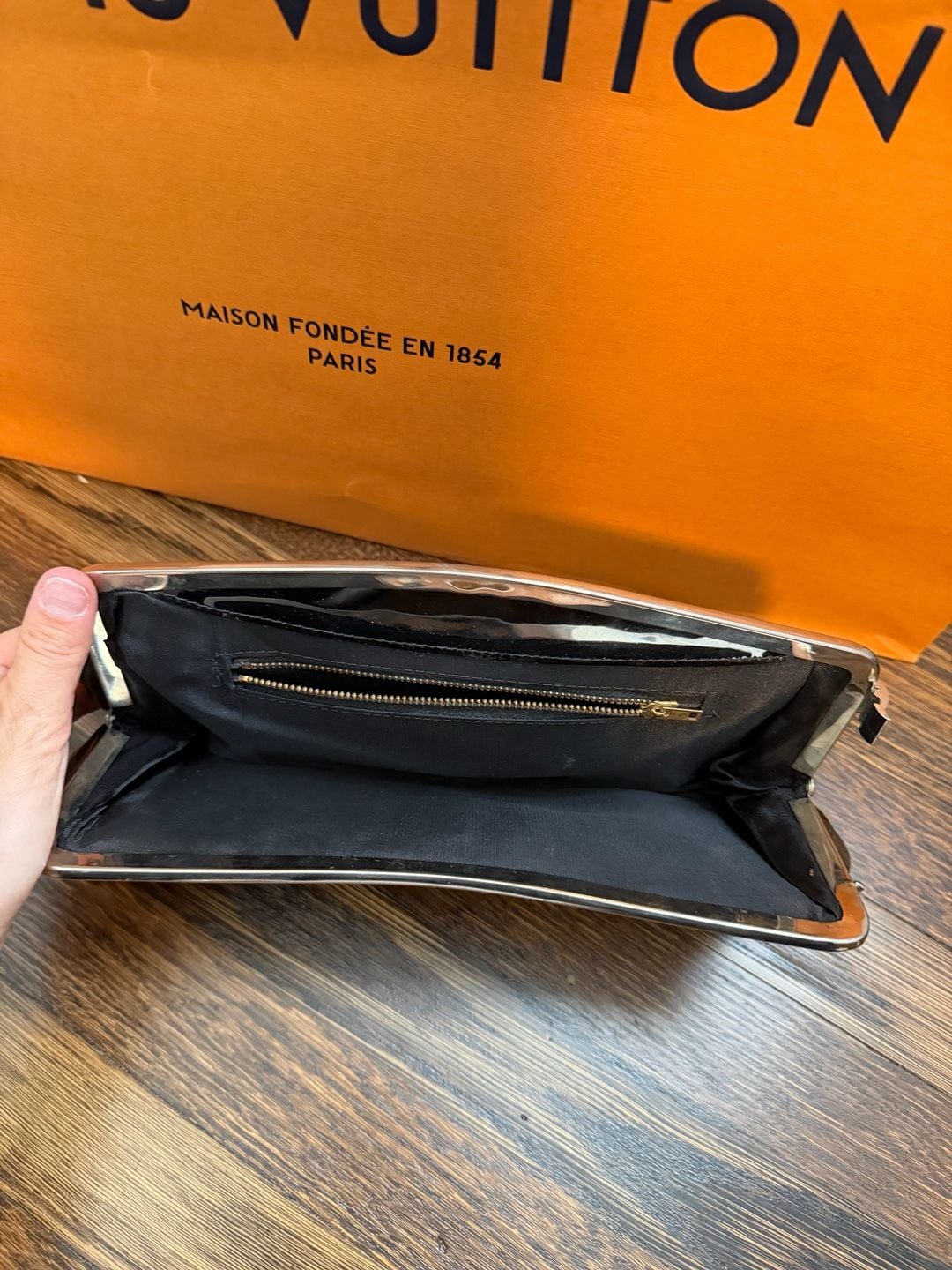 Vintage 1950s Black Patent Leather Clutch Purse Metal Kiss Lock 4