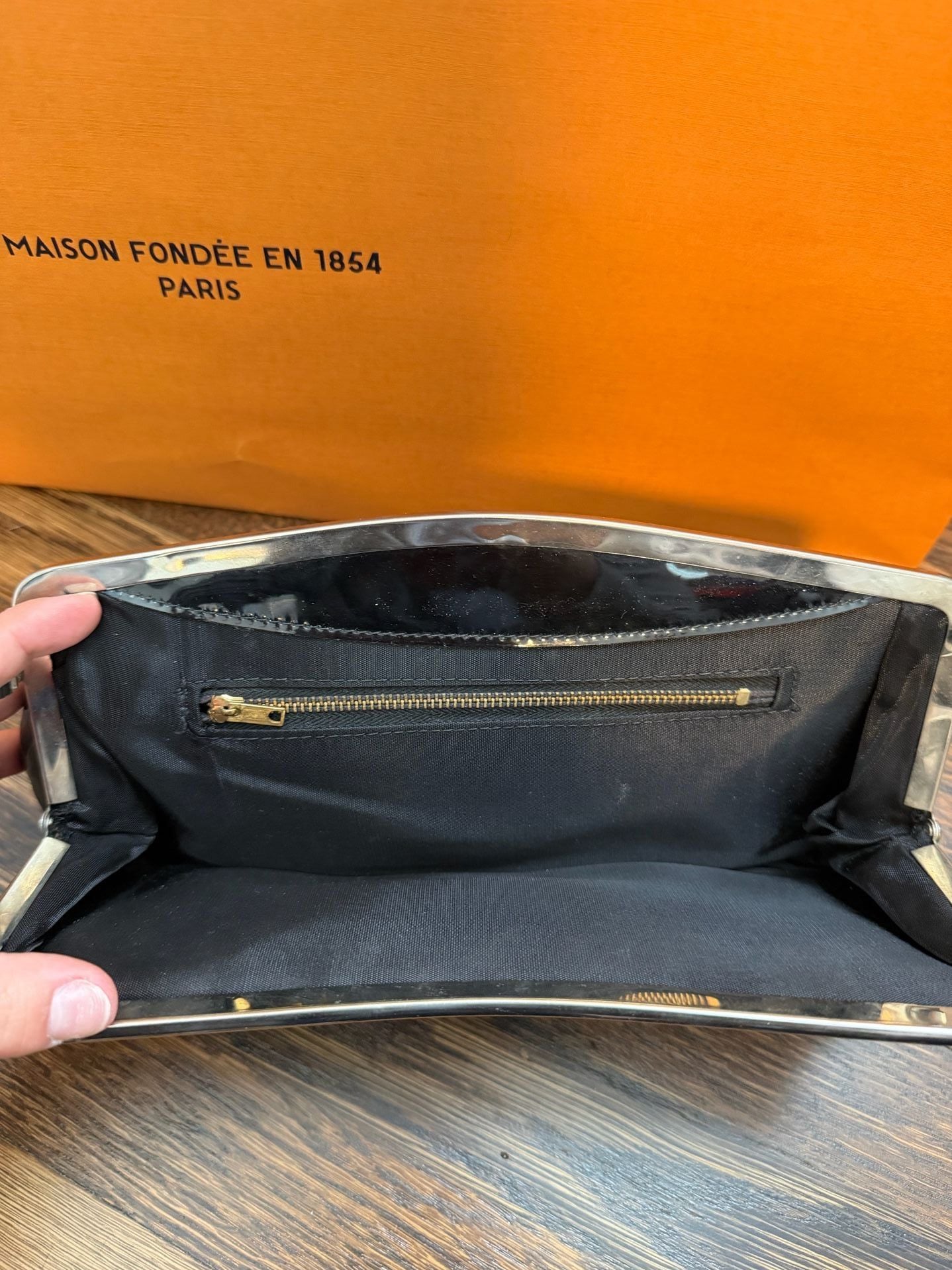 Vintage 1950s Black Patent Leather Clutch Purse Metal Kiss Lock 6