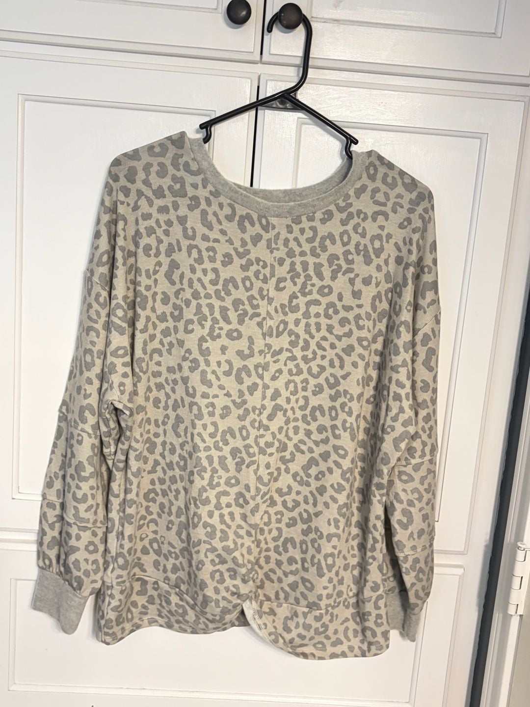 BKE Leopard Print Sweatshirt Size S Gray Beige Crewneck Pullover 3