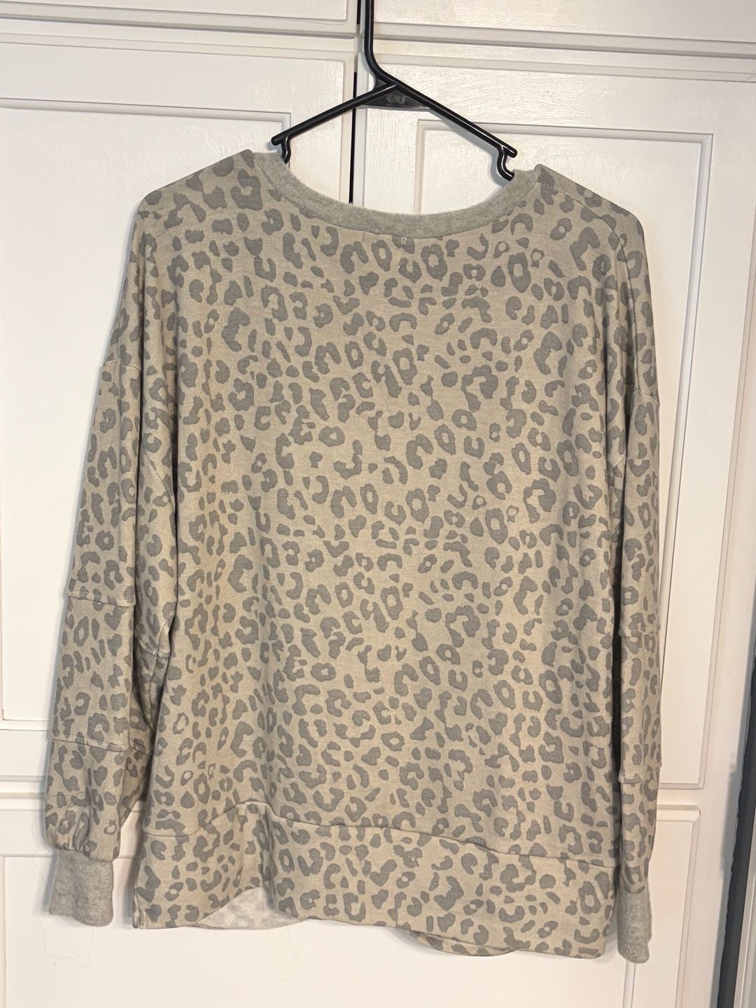 BKE Leopard Print Sweatshirt Size S Gray Beige Crewneck Pullover 8