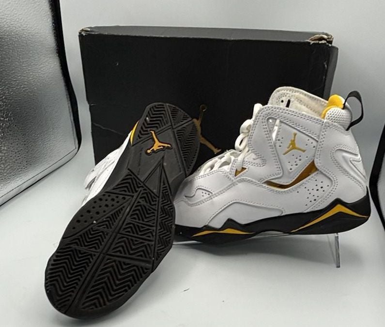 Jordan True Flight Size 4Y White Black Yellow Ochre 4