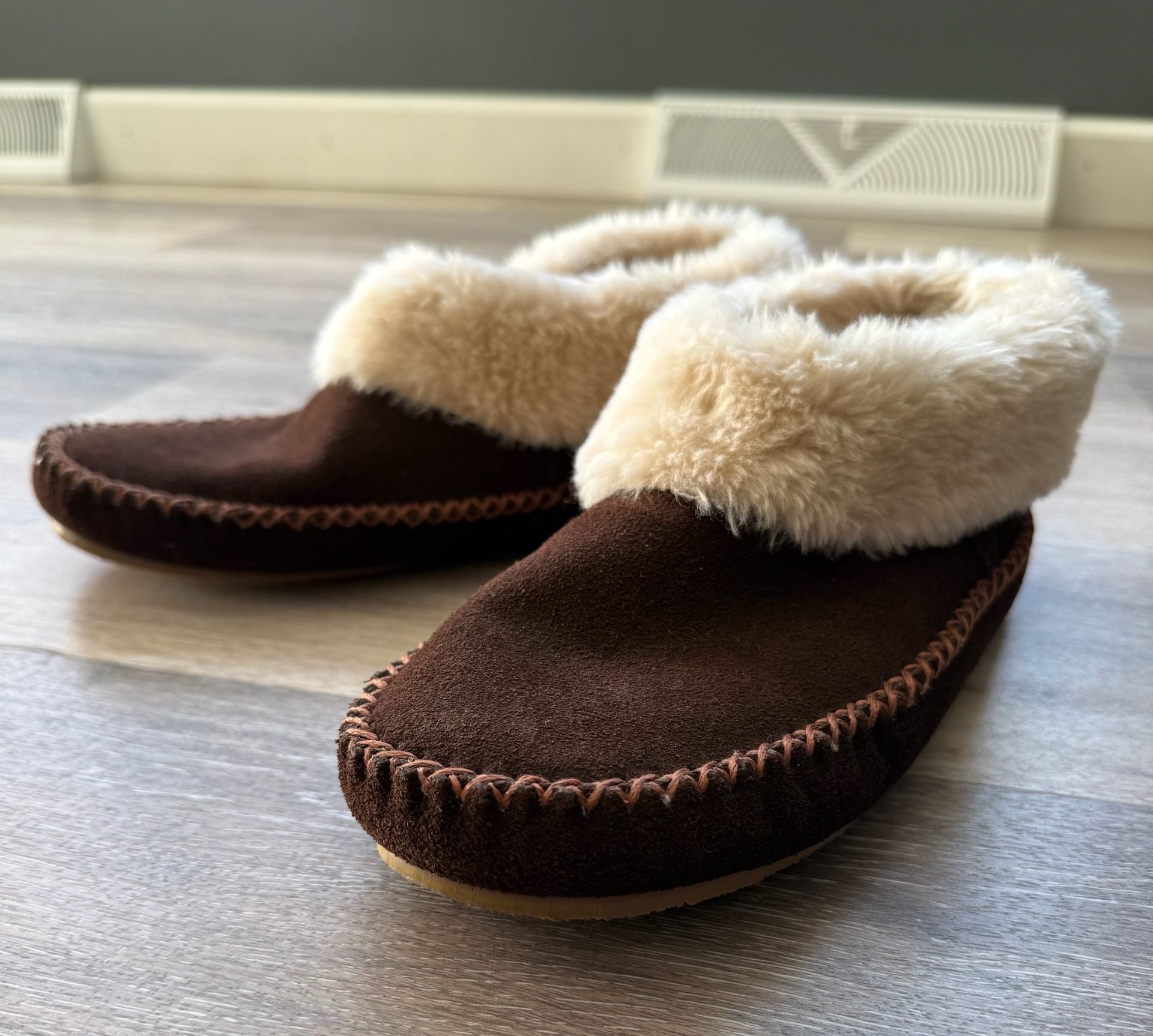Minnetonka Moccasin Slippers Size 10 Brown Suede Faux Fur 2