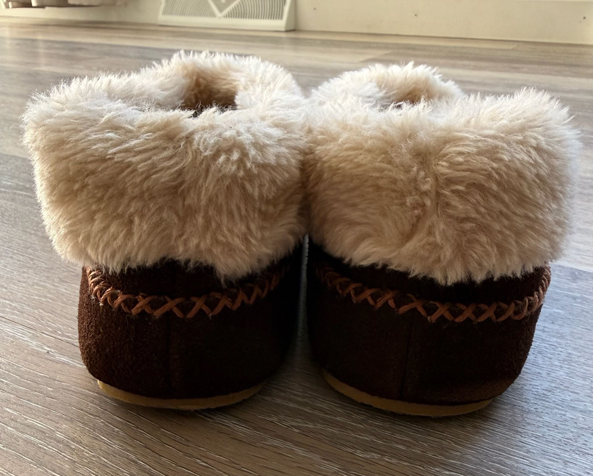 Minnetonka Moccasin Slippers Size 10 Brown Suede Faux Fur 5