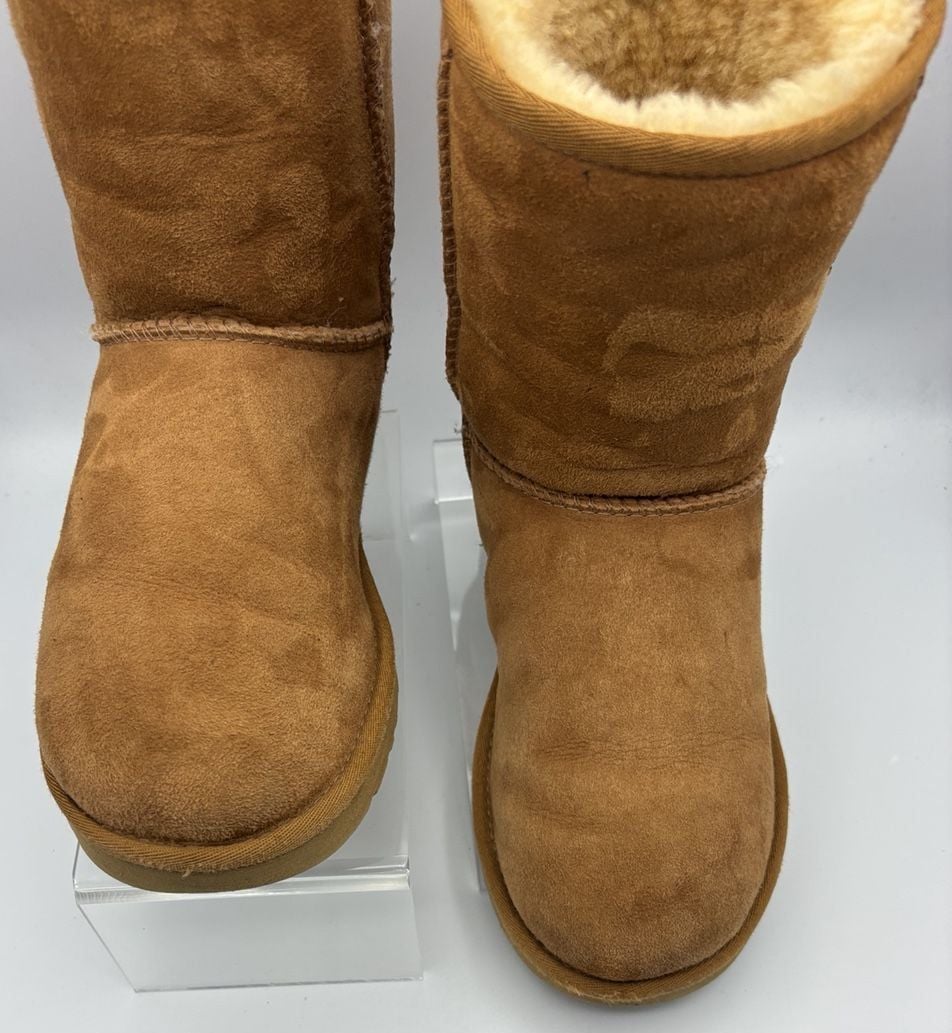 UGG Classic Short Boots S/N 5825 Size 7 Chestnut Suede 4