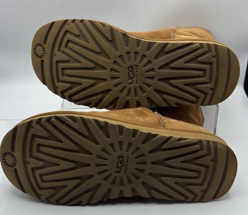 UGG Classic Short Boots S/N 5825 Size 7 Chestnut Suede 7