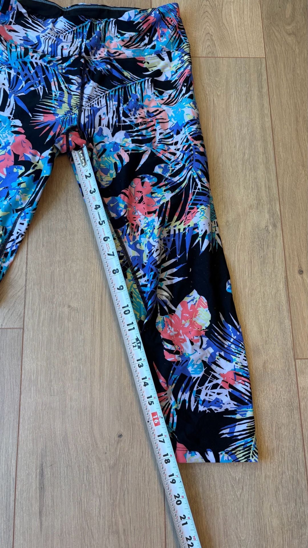 Calvin Klein Performance Crop Leggings Size M Tropical Print 5