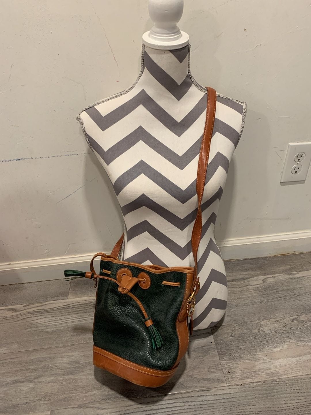 Vintage Coach Dinky Bag 501-25 Green Tan Leather Bucket Bag Crossbody 2